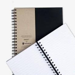 GRANIT Anteckningsbok A4 Linjerat Rädda Barnen- Kalendrar & Skrivblock