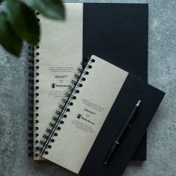 GRANIT Anteckningsbok A4 Linjerat Rädda Barnen- Kalendrar & Skrivblock