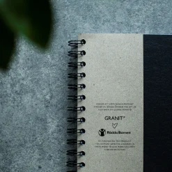 GRANIT Anteckningsbok A4 Linjerat Rädda Barnen- Kalendrar & Skrivblock